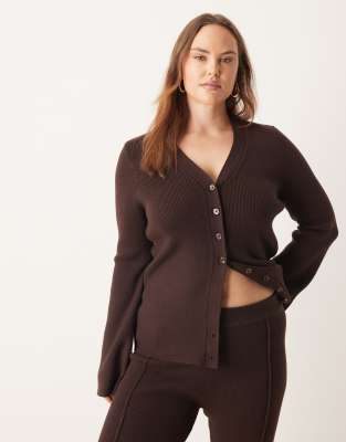 ASOS DESIGN Curve - Gerippte Strickjacke in Schokobraun mit V-Ausschnitt, Kombiteil-Brown