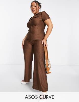 ASOS DESIGN Curve - Gerippter Jumpsuit mit Kragen und Reißverschluss auf der Vorderseite im Stil der 70er in Braun