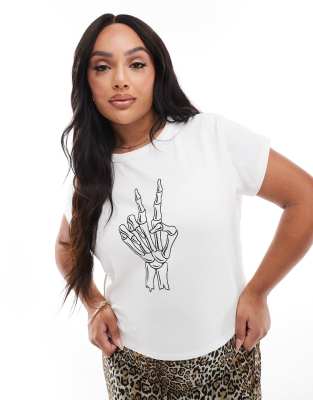 ASOS DESIGN Curve - Geripptes, enges T-Shirt in Creme mit Skeletthand-Friedenszeichen-Grafik-Weiß