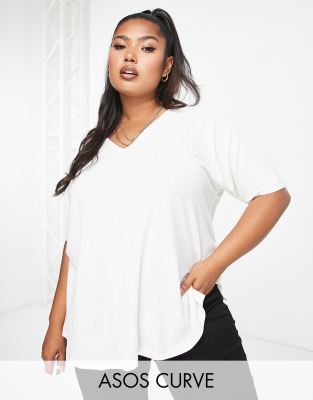 ASOS DESIGN Curve - Geripptes Oversize-T-Shirt in Weiß mit V-Ausschnitt