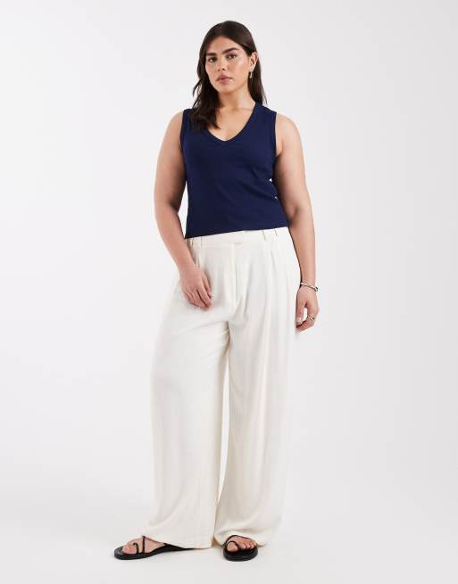 ASOS DESIGN Curve – Geripptes Trägertop in Marineblau mit V-Ausschnitt, 2 von 4