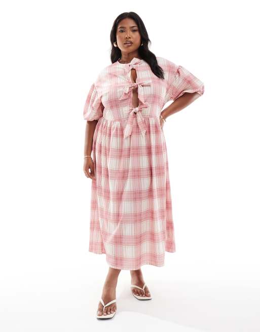 ASOS DESIGN Curve - Geruite maxi-jurk met pofmouwen en gestrikte voorkant in roze