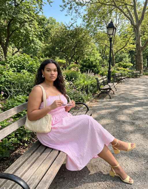 ASOS DESIGN Curve – Gesmoktes Maxi-Sommerkleid aus Baumwollpopeline in gestreiftem Rosa mit tiefer Taille, 10 von 11