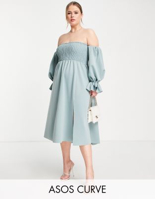 ASOS DESIGN Curve - Gesmoktes Midi-Ballkleid in Graublau mit Carmen-Ausschnitt und Blousonärmeln