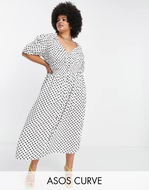 ASOS DESIGN Curve – Gesmoktes Midi-Freizeitkleid mit Punktemuster in Schwarz-Weiß
