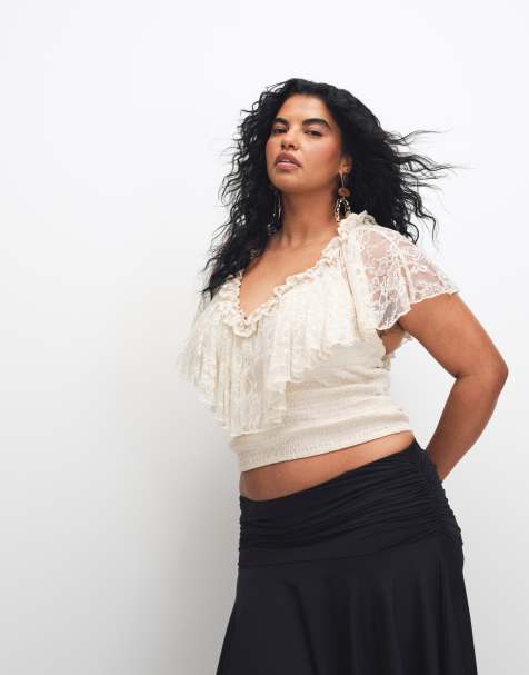 ASOS DESIGN Curve – Gesmoktes Oberteil in Cremeweiß mit Spitzen-Overlay und gebundener Rückseite - view 1