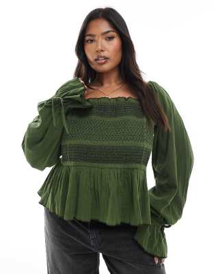 ASOS DESIGN Curve - Gesmoktes Oberteil in Grün mit eckigem Ausschnitt und Kontrastnaht