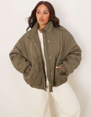 ASOS DESIGN Curve - Gesteppte Bomberjacke in Olivgrün mit Passe
