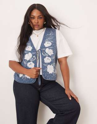 ASOS DESIGN Curve - Gesteppte Weste in Denim-Waschung mit Stickerei-Blau