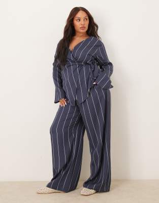ASOS DESIGN Curve - Gestreifte Hose mit weitem Bein in Blau, Kombiteil