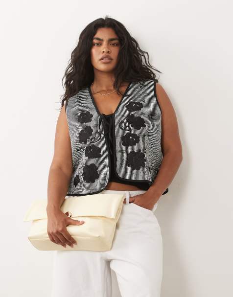 ASOS DESIGN Curve – Gestreifte Steppweste mit Blumenstickerei in Schwarz und Weiß - view 1