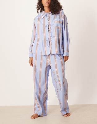 ASOS DESIGN Curve - Gestreiftes Pyjama-Set in Blau und Braun, bestehend aus Hemd mit Schleifenverschluss und Hose mit we...
