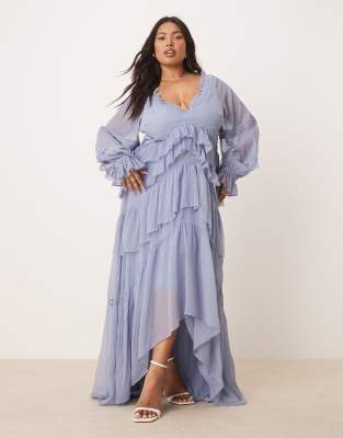 ASOS DESIGN Curve - Gestuftes Maxikleid in gedecktem Blau mit V-Ausschnitt, nach hinten abfallendem Saum, Rüschen und Bi...