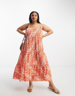 ASOS DESIGN Curve - Gestuftes Maxikleid mit Rückenausschnitt, nach hinten abfallendem Saum und Blumenmuster in Rot-Bunt