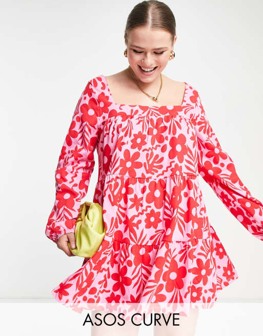 ASOS DESIGN Curve – Gestuftes Mini-Hängerkleid in Rosa mit rotem Blumenmuster und eckigem Ausschnitt