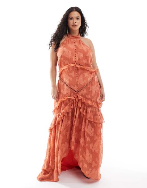 ASOS DESIGN Curve – Gestuftes Neckholder-Maxikleid aus Jacquard in Rost mit Spitzeneinsätzen und abgerundetem Besatz - view 1