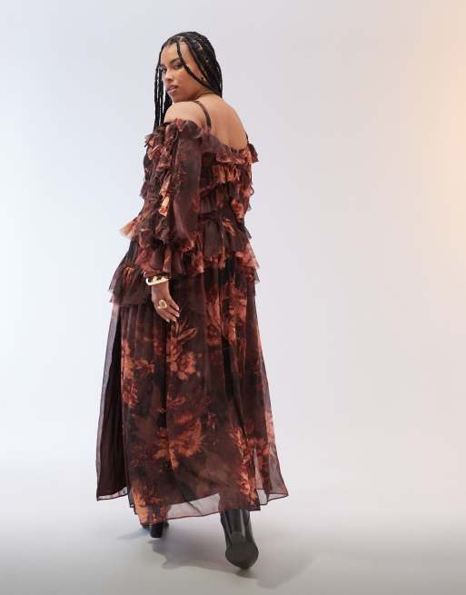 ASOS DESIGN Curve – Gestuftes, schulterfreies Maxikleid mit Rüschen und Blumenmuster in Burgunderrot, 4 von 4