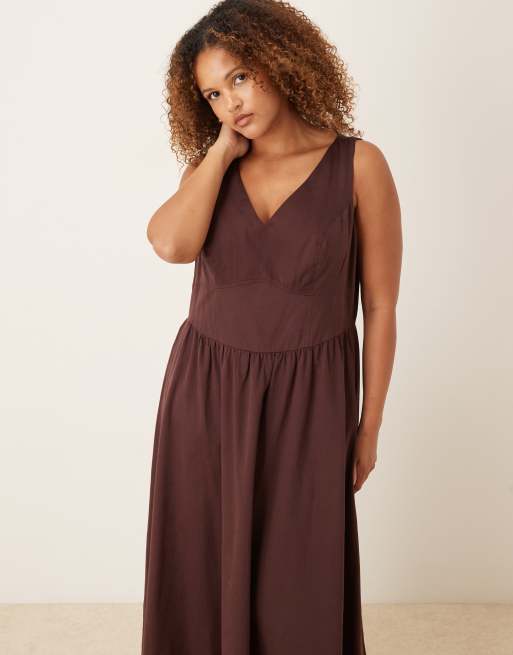 ASOS DESIGN Curve - Getailleerde maxi jurk met V-hals en siernaden in chocoladebruin, 3 van 4