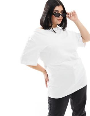 ASOS DESIGN Curve - Getailleerde top met rechte hals en blote schouder in wit