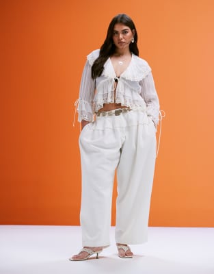 ASOS DESIGN Curve - Gewaschene Super-Oversize-Hose in verwaschenem Weiß mit Ziernaht-Grün