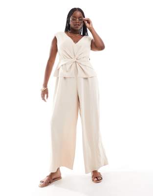 ASOS DESIGN Curve - Gewickelter Westen-Jumpsuit in Hellbeige mit V-Ausschnitt-Neutral