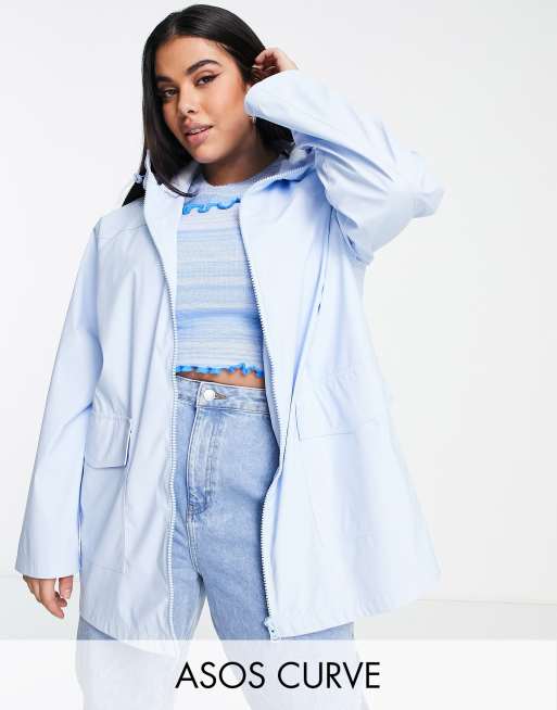 ASOS DESIGN Curve - Giacca antipioggia gommata blu con cuciture a contrasto