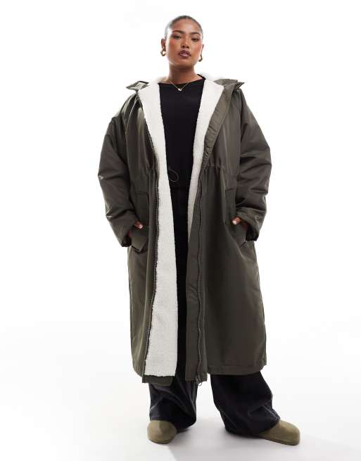 ASOS DESIGN Curve - Giacca antipioggia taglio lungo kaki con fodera in pile borg