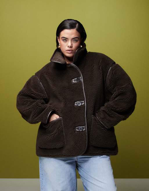 ASOS DESIGN Curve - Giacca color cioccolato in pile borg con scollo a imbuto