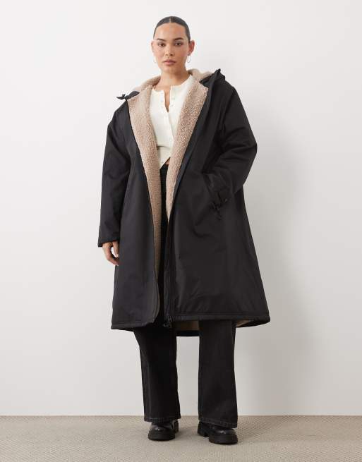 ASOS DESIGN Curve giacca impermeabile taglio lungo con fodera in pile borg nera, 1 di 4