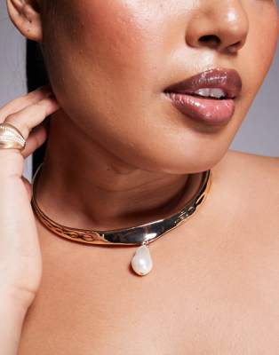 ASOS DESIGN Curve – Goldfarbene Spangen-Choker-Halskette mit Kunstperle - view 1
