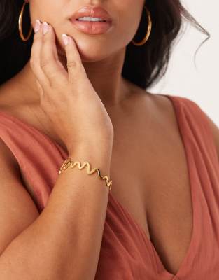 ASOS DESIGN Curve - Goldfarbener Armreif aus wasserfestem Edelstahl mit welligem Design