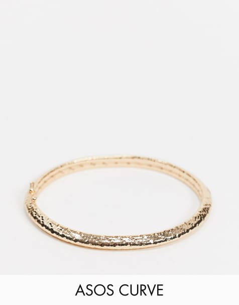ASOS DESIGN Curve – Goldfarbener Armreif in gehämmertem Design mit Scharnier 