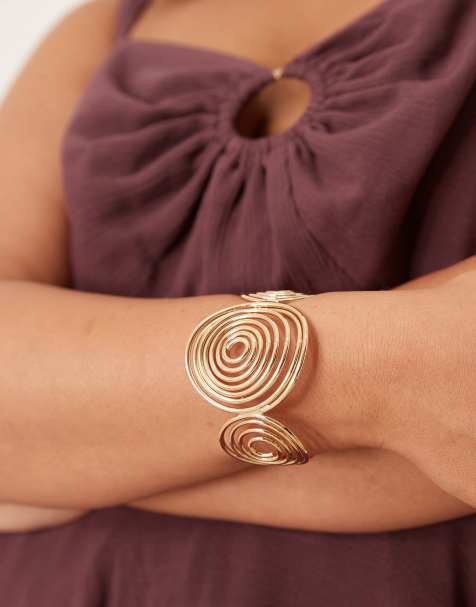 ASOS DESIGN Curve – Goldfarbener Armreif mit großem Spiralen-Design - view 1