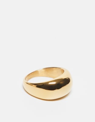 ASOS DESIGN Curve - Goldfarbener Ring aus wasserfestem Edelstahl mit plastischem Design