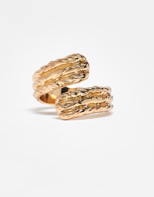 ASOS DESIGN Curve – Goldfarbener Ring im Wickeldesign mit Strukturmuster in geschmolzener Optik, 2 von 3