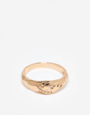ASOS DESIGN Curve - Goldfarbener Ring in geschmolzener Optik mit Zirkonia-Schmucksteinen