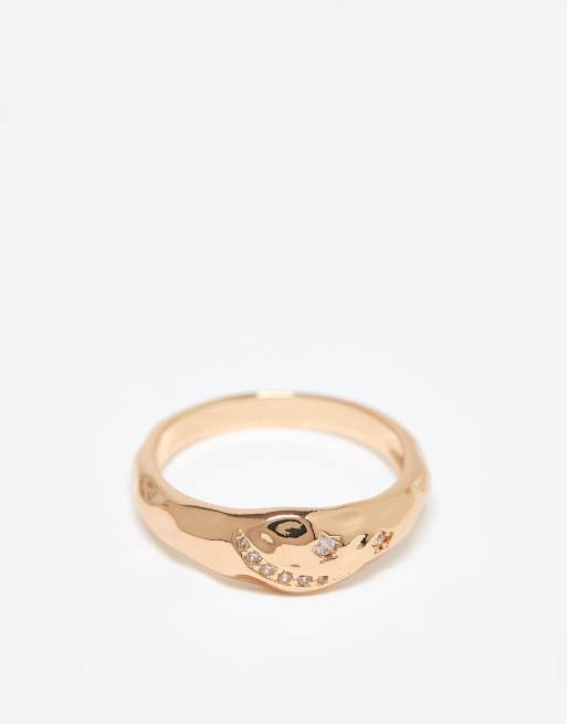 ASOS DESIGN Curve – Goldfarbener Ring in geschmolzener Optik mit Zirkonia-Schmucksteinen, 2 von 3
