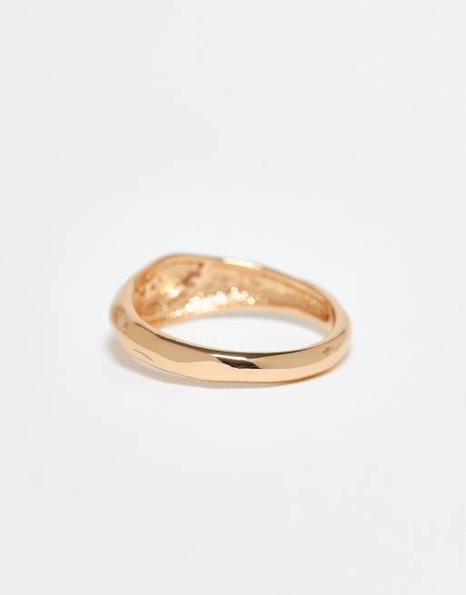 ASOS DESIGN Curve – Goldfarbener Ring in geschmolzener Optik mit Zirkonia-Schmucksteinen, 3 von 3
