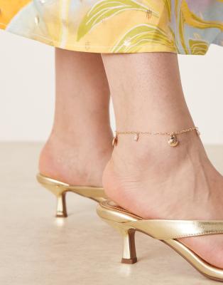ASOS DESIGN Curve - Goldfarbenes Fußkettchen mit Muscheldetails und Kunstperlen