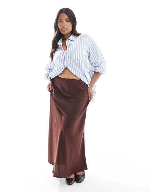 ASOS DESIGN Curve - Gonna lunga in raso color cioccolato con taglio sbieco