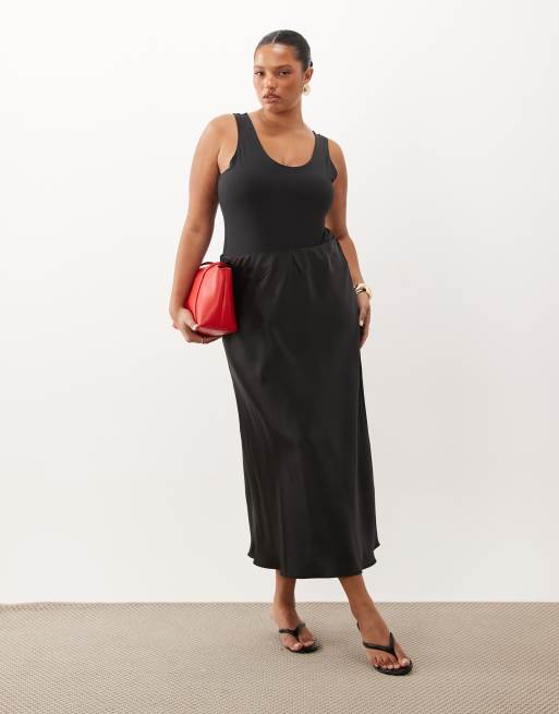 ASOS DESIGN Curve - Gonna lunga nera in raso con taglio sbieco