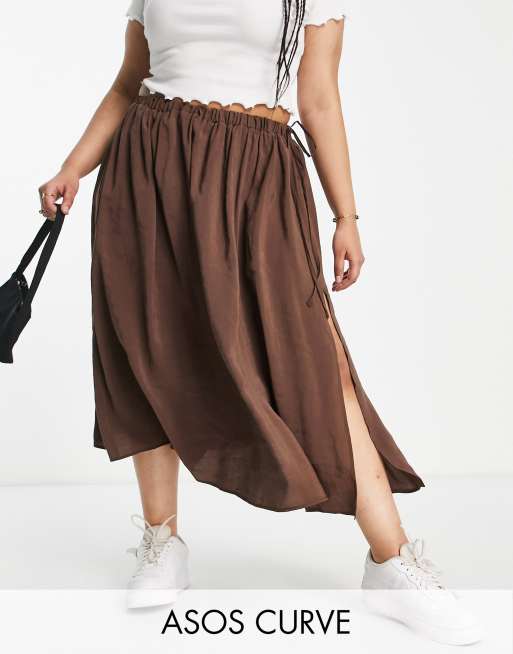 ASOS DESIGN Curve - Gonna midi a ruota con vita elasticizzata in lyocell marrone