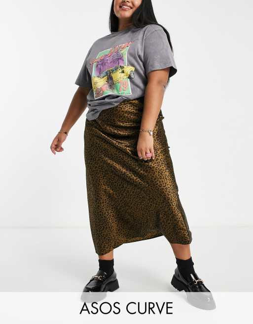 ASOS DESIGN Curve - Gonna midi con taglio in sbieco in raso leopardata