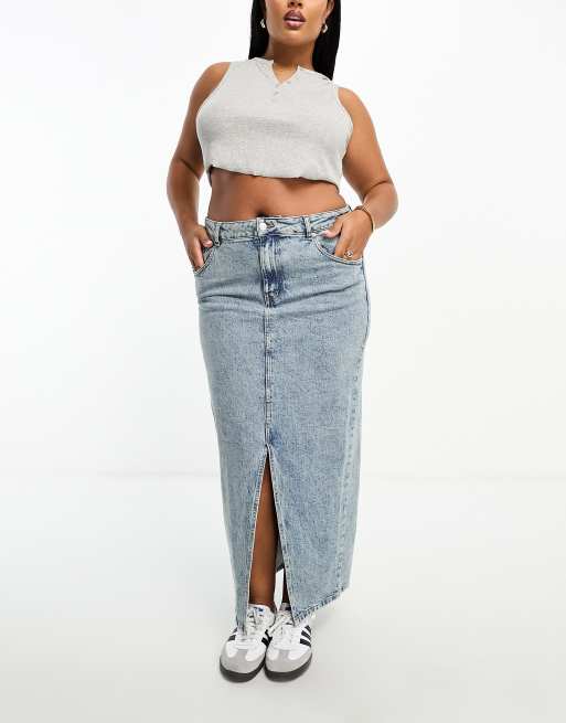 ASOS DESIGN Curve - Gonna midi in denim lavaggio medio con spacco sul fondo