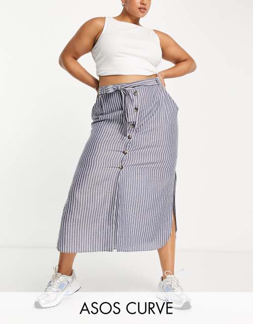 ASOS DESIGN Curve - Gonna midi in seersucker a righe con bottoni e cintura