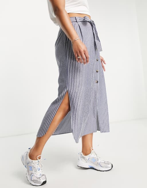 ASOS DESIGN Curve - Gonna midi in seersucker a righe con bottoni e cintura, 4 di 4