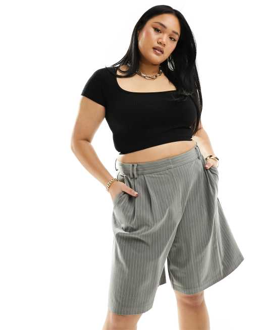 ASOS DESIGN Curve – Grå randiga figursydda shorts i lång modell