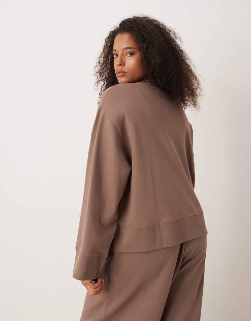 ASOS DESIGN Curve - Gråbrun og oversized top med rund hals og interlock-syninger, 3 af 4