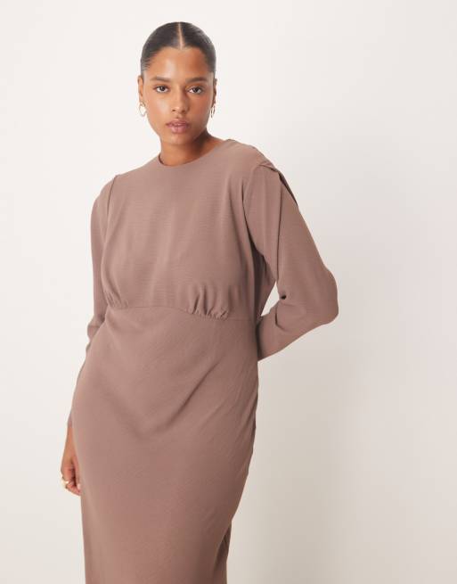 ASOS DESIGN Curve - Gråbrun slip-maxikjole i satin med skråsnit og brystdetalje, 3 af 4