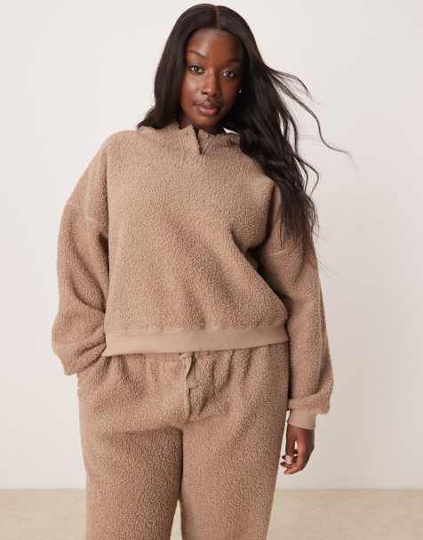 ASOS DESIGN Curve - Gråbrunt lounge-sæt i plys med oversized hættetrøje og joggingbukser - view 1
